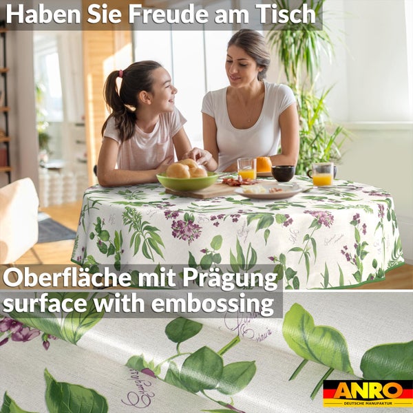 Rundes Tischtuch mit Blumen- und Blattmuster in einer hellen Wohnsituation mit Familie am Tisch, Nahaufnahme der geprägten Oberfläche, ANRO Logo.