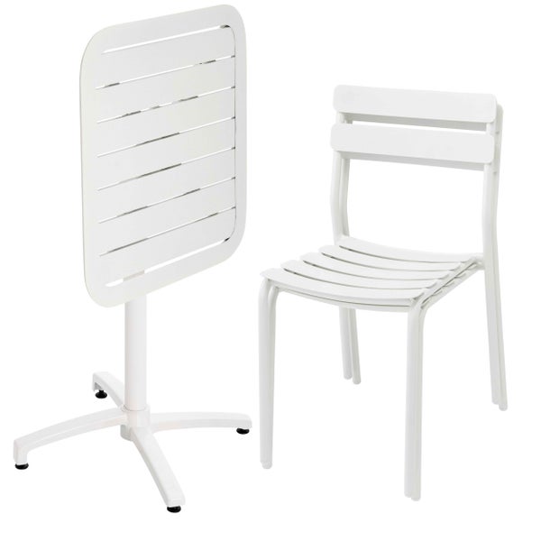 Weißes Garten-Set aus Metall mit einem klappbaren Bistrotisch und einem Gartenstuhl im Latten-Design.
