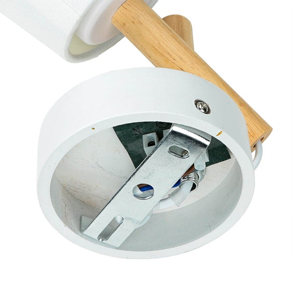 Detailansicht einer Wandleuchte mit weißem Lampenschirm und hölzernem Befestigungselement