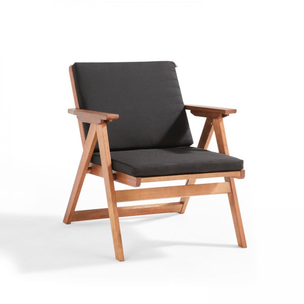 Garten-Loungesessel aus Holz mit schwarzen Polsterkissen und Armlehnen.