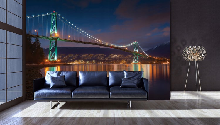 Wohnzimmer mit einer Fototapete, die eine nächtliche Brücke zeigt, einem Sofa und einer Stehlampe