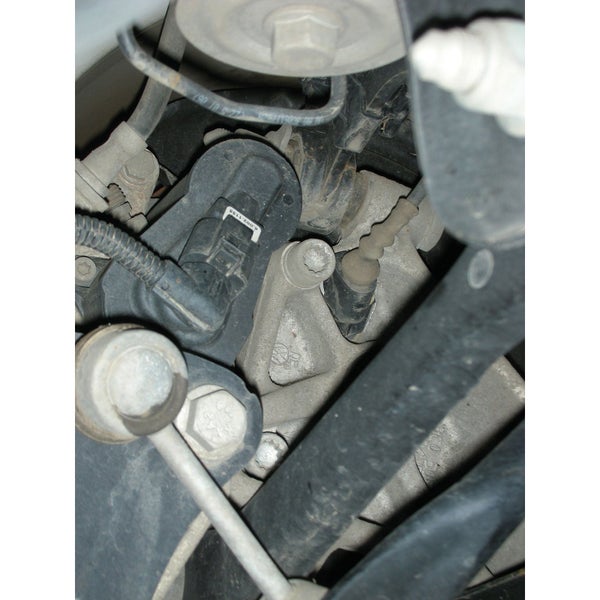 Detailansicht eines Fahrzeugteils mit Sensoren und Kabeln