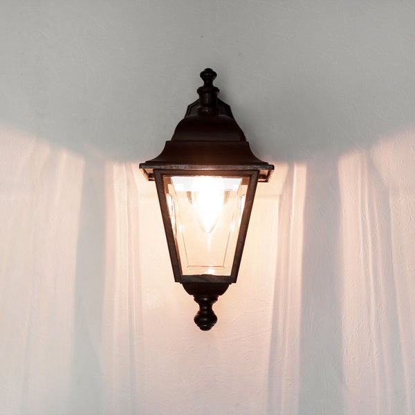 Wandleuchte mit klaren Glasscheiben zur Beleuchtung von Außenbereichen.