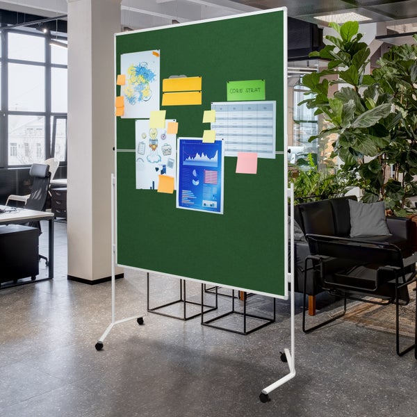 Moderationstafel FOLD - klappbare Metaplanwand mit Filz-Oberfläche - mobil dank Rollen - beidseitig nutzbar - Filz-Moderationswand 120x150 cm - Grün