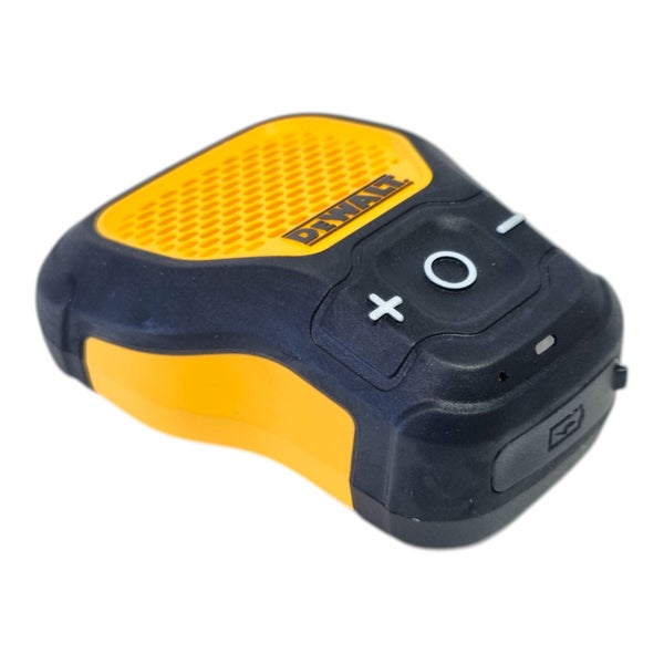 Tragbarer DeWALT Bluetooth-Lautsprecher mit DeWALT Logo und Tasten für Lautstärkeregelung und Wiedergabesteuerung.