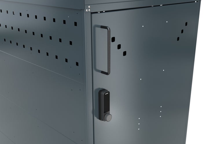 Detailansicht eines grauen Metallschranks mit Türgriff, elektronischem Zahlenschloss mit Burg Logo und seitlicher Lochwand.