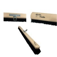 Synx Tools Straßenbesen mit Holzstiel und schwarzen Borsten