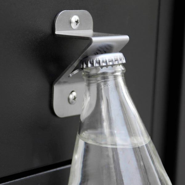 Wandflaschenöffner aus Edelstahl beim Öffnen einer Glasflasche mit Kronkorken.