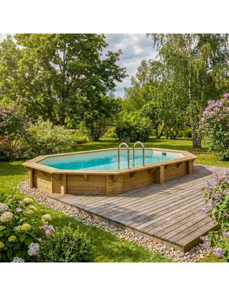 Achteckiger Holzpool mit Leiter und Holzterrasse im Garten