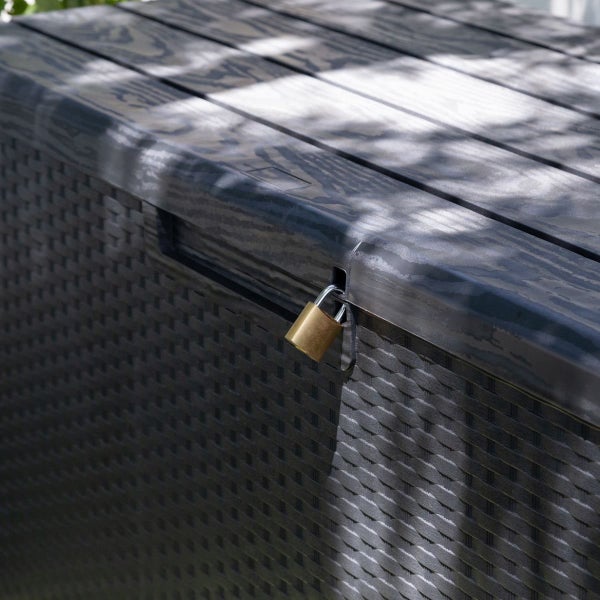 Detailansicht einer Gartenbox mit Vorhängeschloss zur sicheren Aufbewahrung von Gegenständen im Außenbereich.