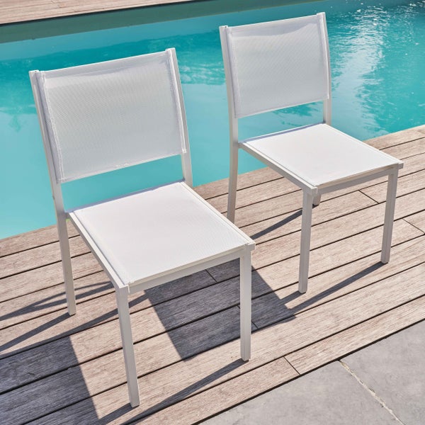 Stapelbarer Gartenstuhl aus weißem Aluminium mit Textil-Bespannung.