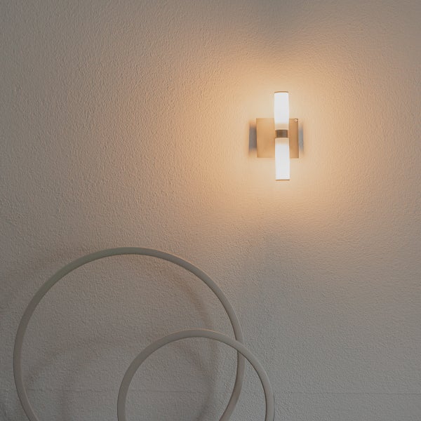 Moderne Wandleuchte mit zwei Leuchtelementen an einer Wand