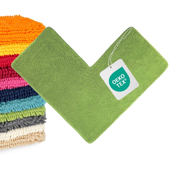 Mikro-Chenille-Badematte mit weicher Schlingenoberfläche und OEKO-TEX Standard 100 Siegel vor einem Stapel bunter Badematten.