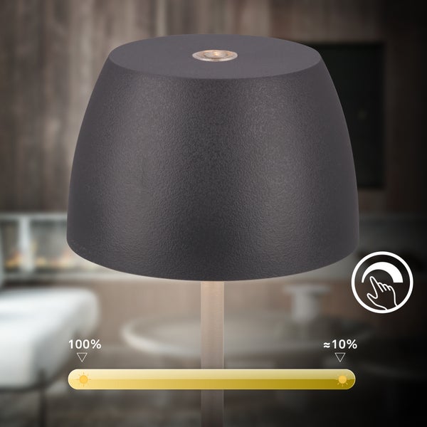 Dunkle Tischleuchte in hellem Wohnraum mit Touch-Dimmer zur stufenlosen Helligkeitsregulierung von 100 Prozent bis circa 10 Prozent.