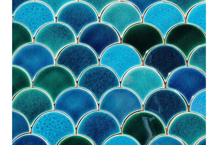 Fischschuppen-Mosaikfliesen in verschiedenen Blautönen