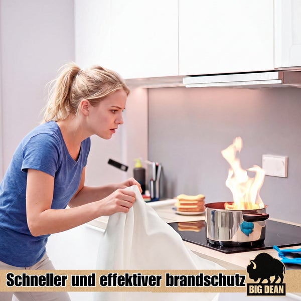Eine Frau löscht einen brennenden Topf auf einem Induktionsherd in der Küche mit einer Löschdecke als Brandschutz von Big Dean.