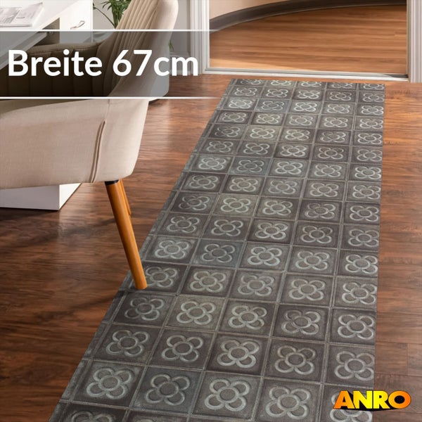 Grauer Teppichläufer mit Fliesenmuster und Blumenornamenten, Breite 67 Zentimeter, auf Holzboden, ANRO Logo.
