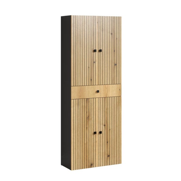Hoher Badezimmerschrank mit geriffelten Holzfronten, einer Schublade und zwei Schranktüren mit schwarzen Griffen.