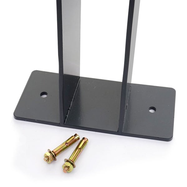 Schwarzer Pfostenträger aus Metall mit Bodenplatte und zwei Schwerlastankern zur Bodenbefestigung.
