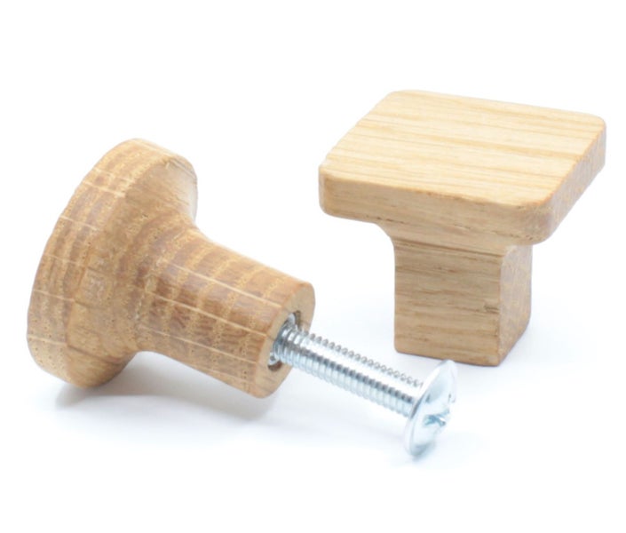 Zwei Möbelknöpfe aus Holz, einer rund und einer quadratisch, mit Schraube