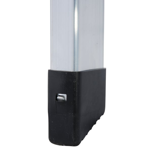 Detailaufnahme eines Leitersprossenfußes aus Gummi und Metall.