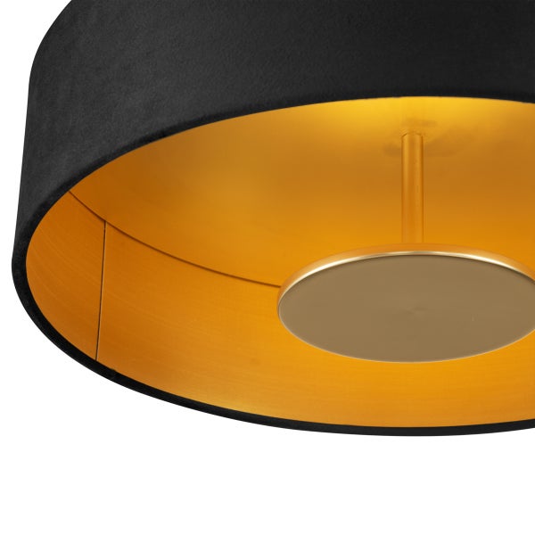 Deckenleuchte mit schwarzem Samtschirm und goldener Innenseite sowie goldener Halterung.