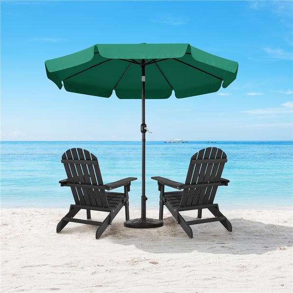 Zwei Adirondack-Stühle und ein Sonnenschirm am Strand
