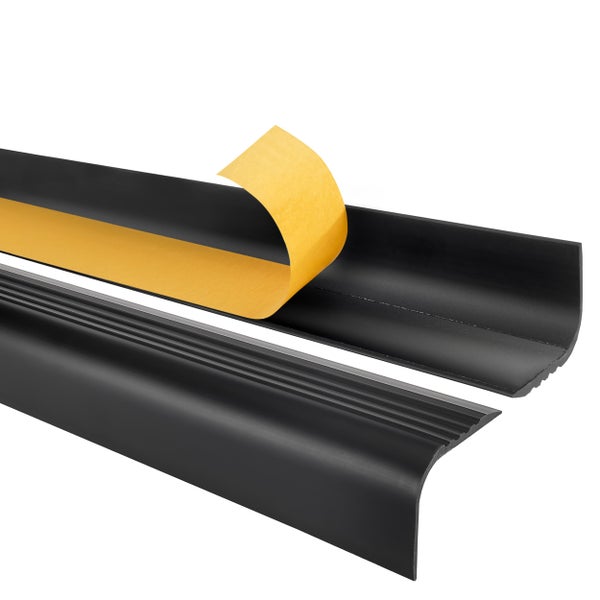 Selbstklebendes Treppenkantenprofil aus Kunststoff in Schwarz mit gerippter Oberfläche.