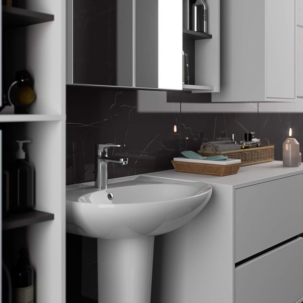 Badezimmer mit Waschtisch, Unterschrank, Spiegelschrank und Regal