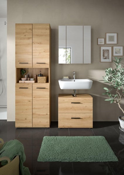 Modernes Badezimmer-Set in Holzoptik mit hohem Schrank, Waschtischunterschrank, weißem Waschbecken und Spiegelschrank auf dunklen Fliesen.
