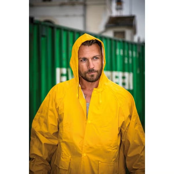 Mann in gelber Regenjacke mit Kapuze und Druckknöpfen.