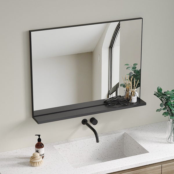 Wandspiegel mit integrierter Ablage für das Badezimmer, minimalistisches Design mit geradem Rahmen über einem Waschbecken.
