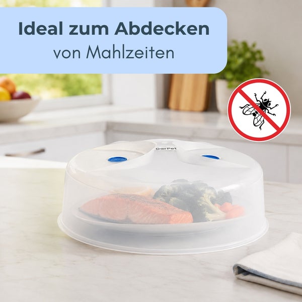 Transparente Mikrowellenabdeckhaube auf einem Teller mit Lachs, ideal zum Abdecken von Mahlzeiten, Insektenschutz, GarPet Logo.