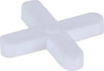 Ein einzelnes Kunststoff Fliesenkreuz für gleichmäßige Fugen beim Verlegen von Wandfliesen und Bodenfliesen.
