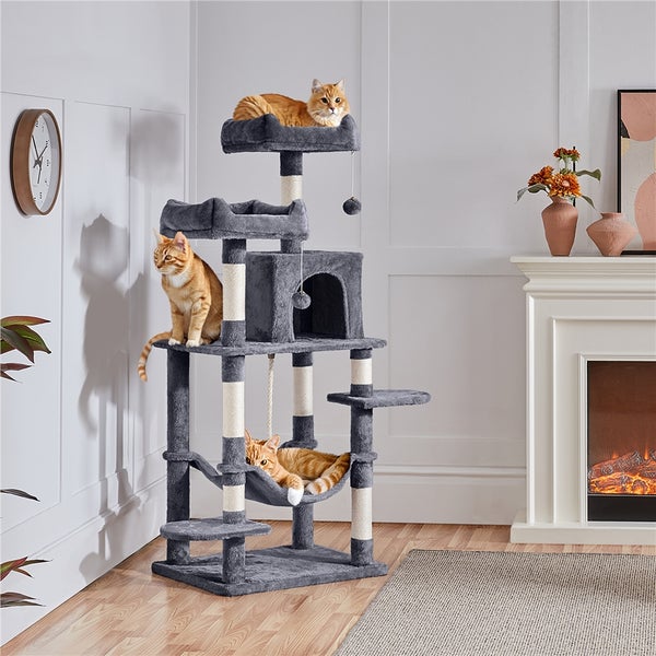 Katzenkratzbaum mit mehreren Ebenen und drei Katzen