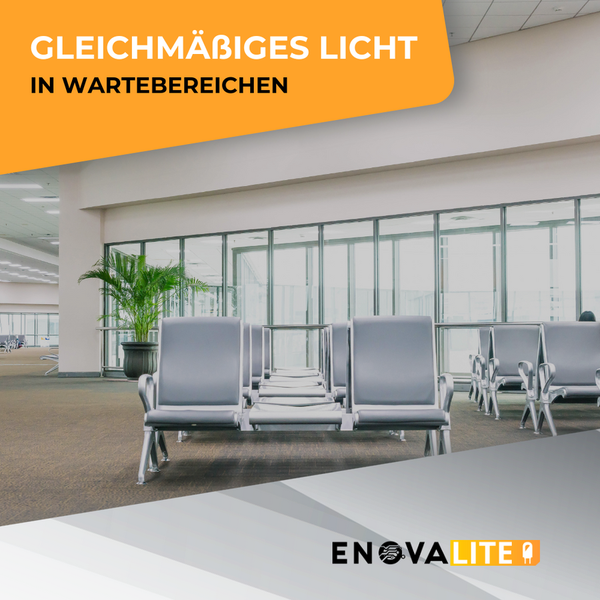Wartebereich mit Sitzgelegenheiten und viel Tageslicht