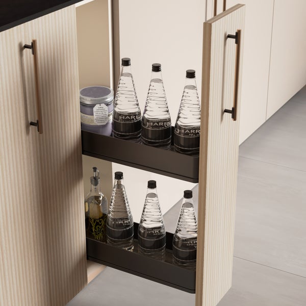 Schmaler, zweistufiger Küchen-Apothekerauszug in einem Schrank in heller Holzoptik, bestückt mit Glasflaschen und einem Vorratsglas.