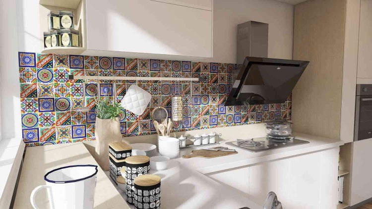 Küchenszene mit farbenfrohen Fliesen, Dunstabzugshaube und Kochutensilien