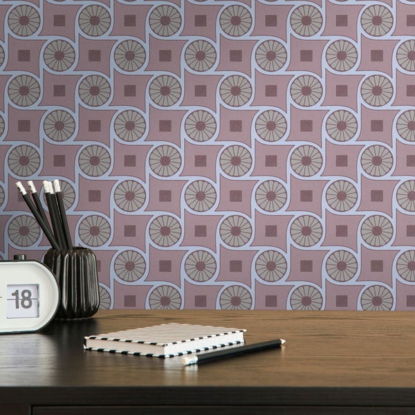 Schwarze Duschwanne mit Ablaufgarnitur auf Kies