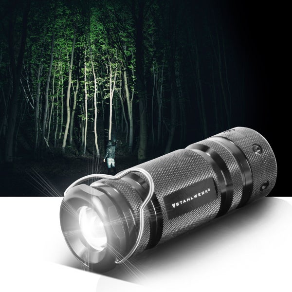 Stahlwerk Logo, eine einzelne Stahlwerk Taschenlampe und eine Person mit Taschenlampe in einem Wald