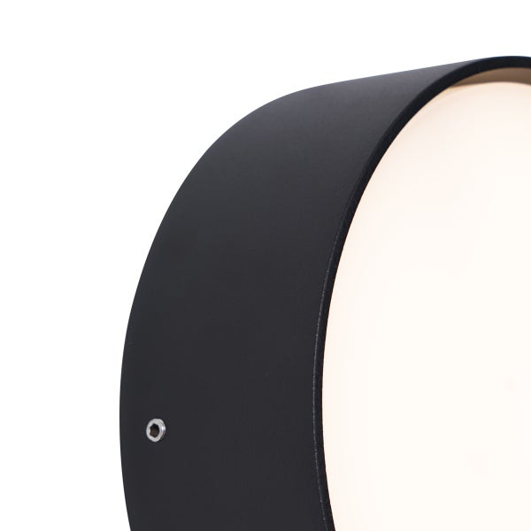 Nahaufnahme einer runden schwarzen Metallleuchte mit weißem Diffusor.