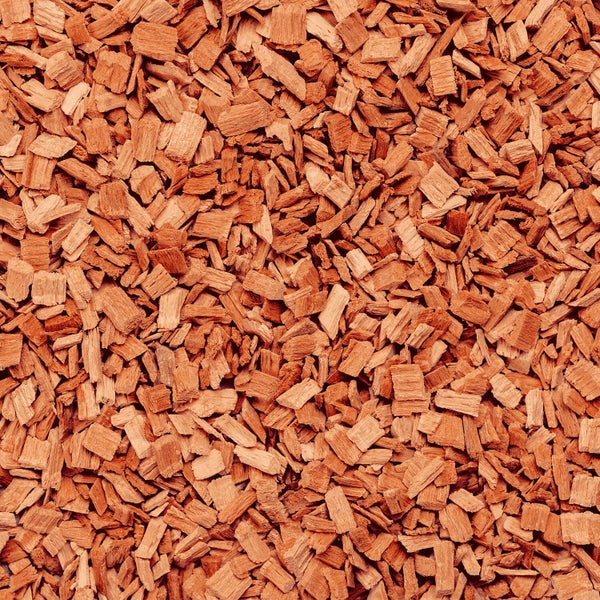 Dekorative Holzhackschnitzel für Gartenmulch und Bodenabdeckung.