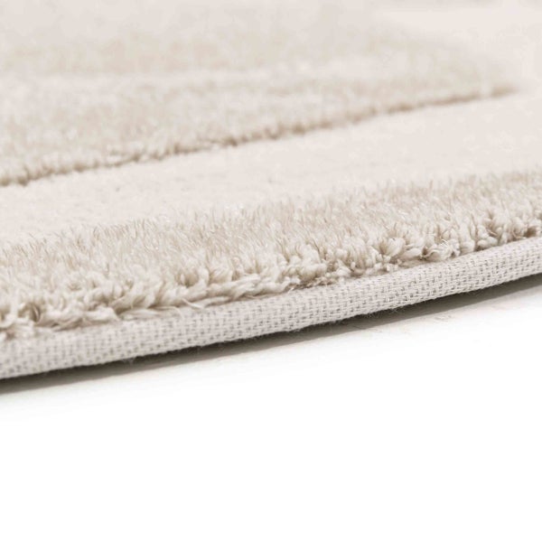 Detailaufnahme eines weichen Teppichs mit weichem Flor und gewebter Rückseite.