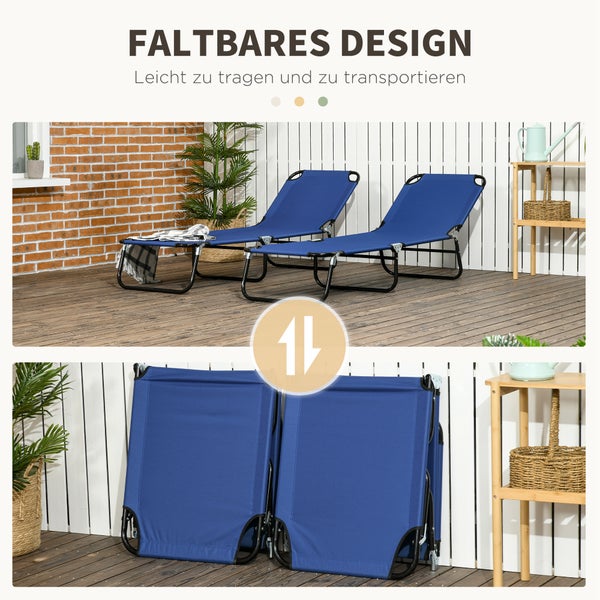 Zwei faltbare blaue Gartenliegen auf einer Terrasse, sowohl aufgestellt als auch kompakt zusammengeklappt dargestellt.
