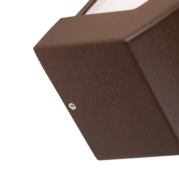 Nahaufnahme einer braunen Außenwandleuchte aus Metall mit strukturierter Oberfläche und sichtbarer Befestigungsschraube.