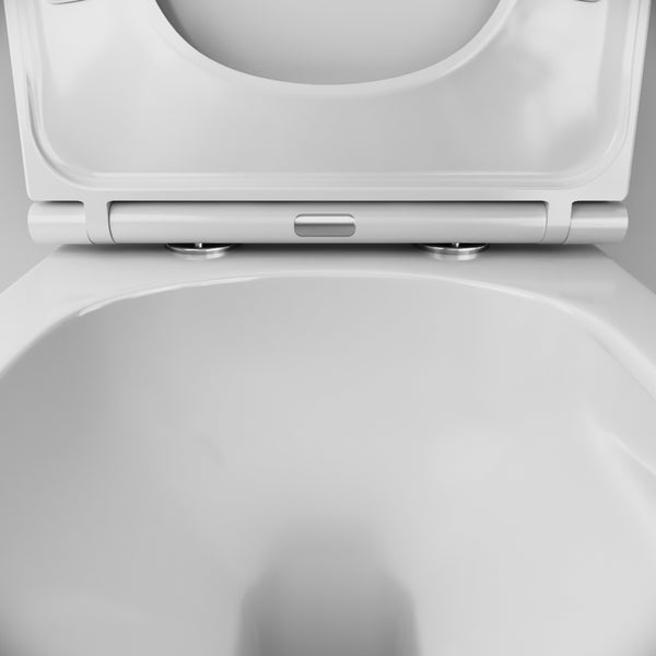 Toilettensitz mit Quick-Release-Funktion und silberner Entriegelungstaste am Scharnier für einfache Reinigung.