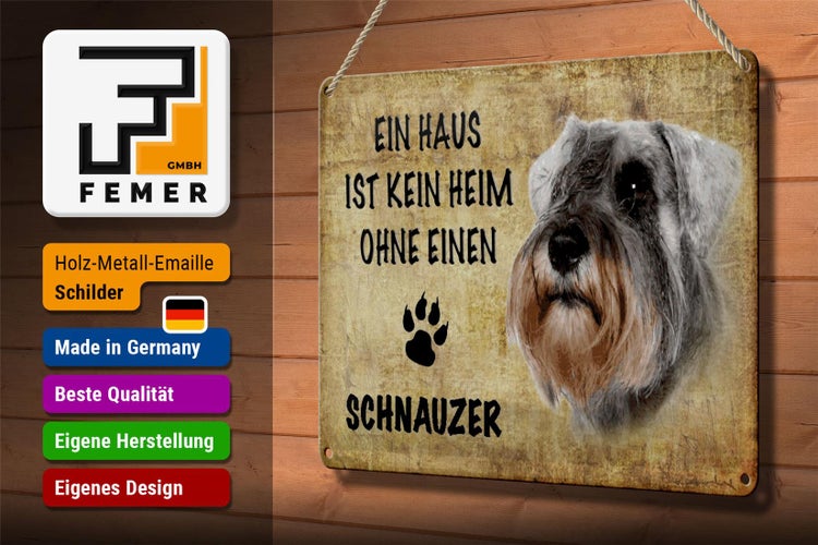 Weinregal aus Holz mit Flaschen, Gläsern, Karaffe und Tellern