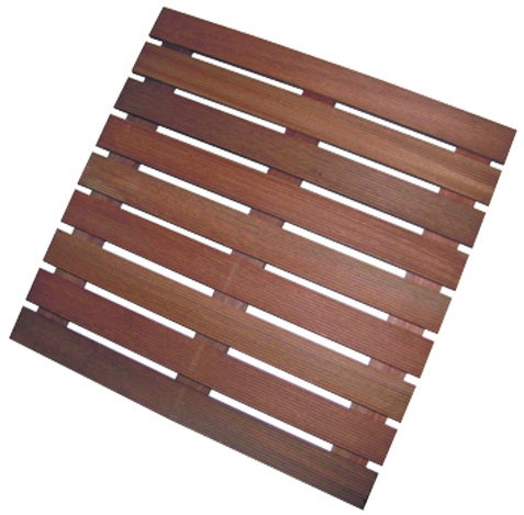 Quadratische Holzfliese für die Terrasse aus wetterfestem Holz mit parallel angeordneten Lamellen.
