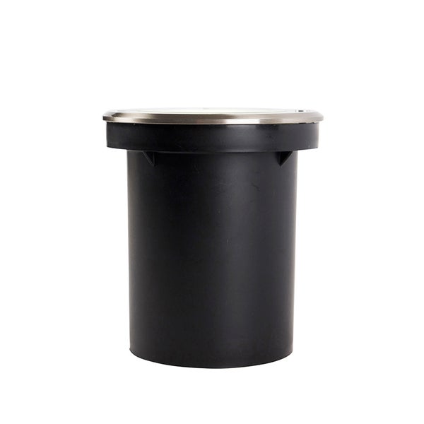 Bodeneinbaustrahler mit schwarzem Kunststoffgehäuse und Edelstahlring.