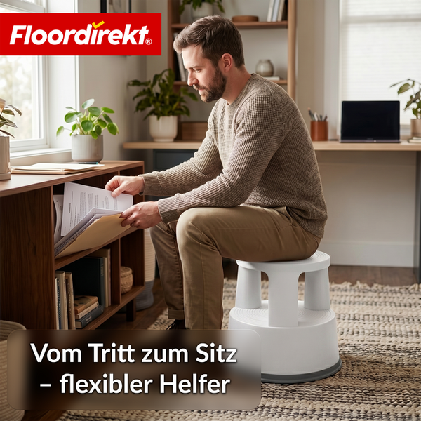Floordirekt Logo. Ein Mann sitzt auf einem weißen Kunststoff Rollhocker vor einem Holzregal in einem hellen Zimmer und sortiert Akten.